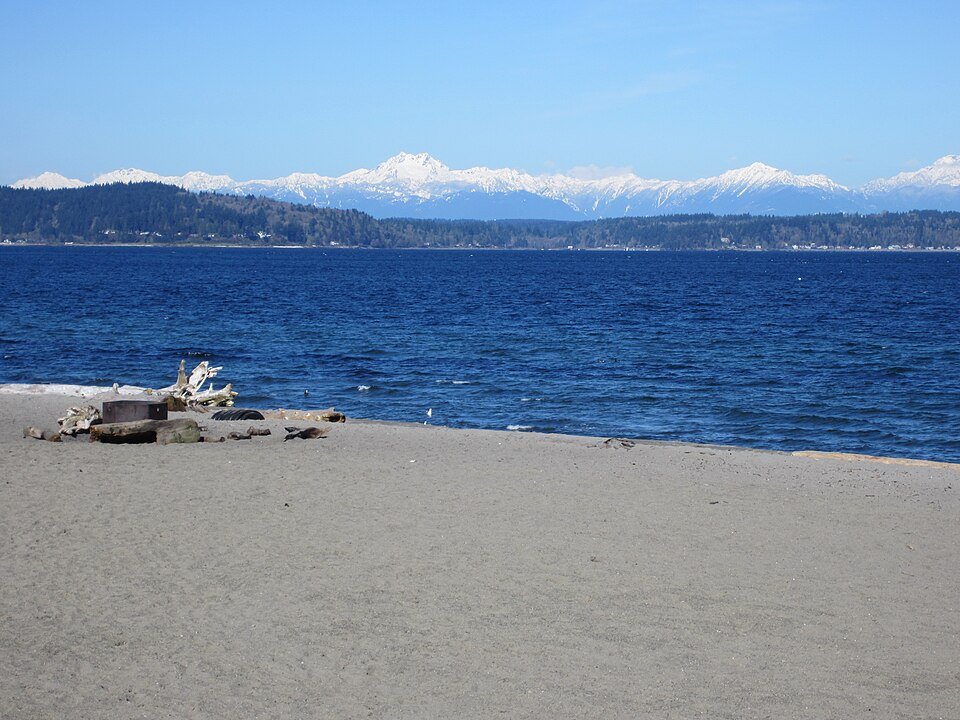 Alki Beach waterfront with Seattle skyline and Olympic Mountains - Photo credit: Wikimedia Commons https://commons.wikimedia.org/wiki/File:Alki_Beach,_Seattle_in_April_2012.JPG