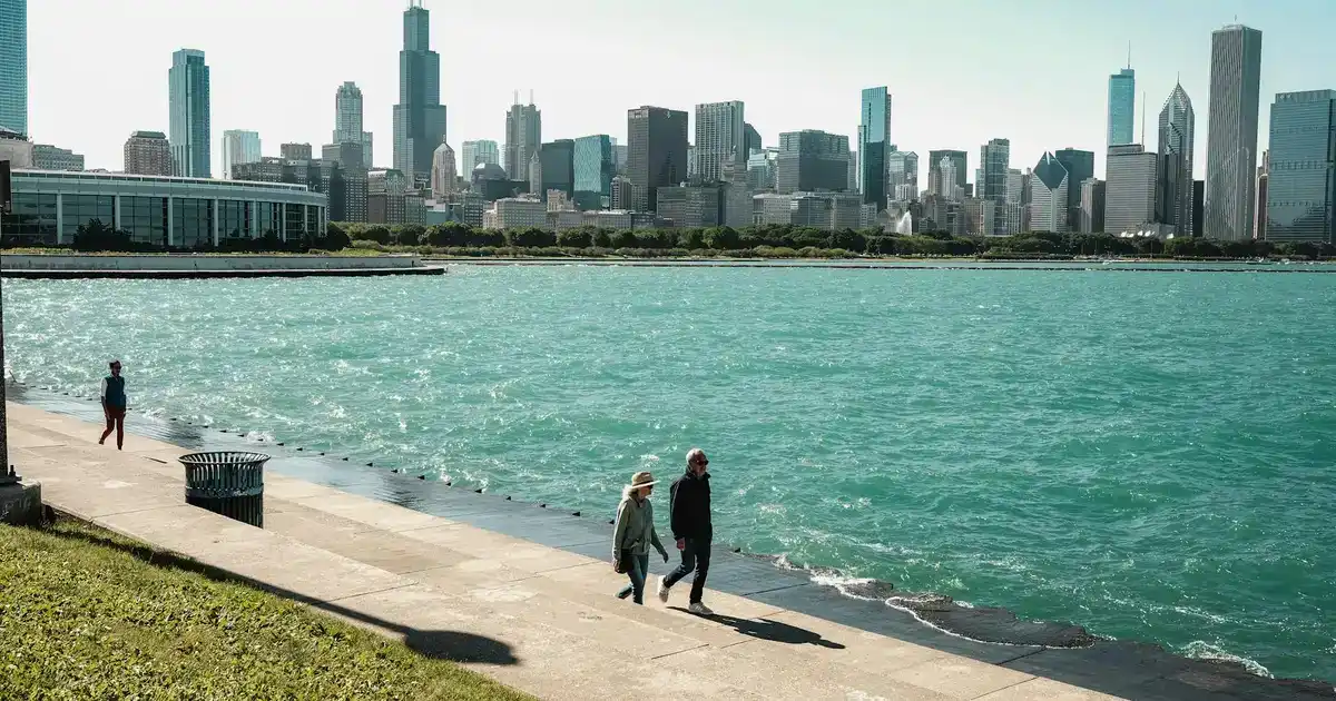 Romantic couple enjoying theater district & lakefront romance in Chicago - perfect date planning destination with stunning city views and intimate atmosphere