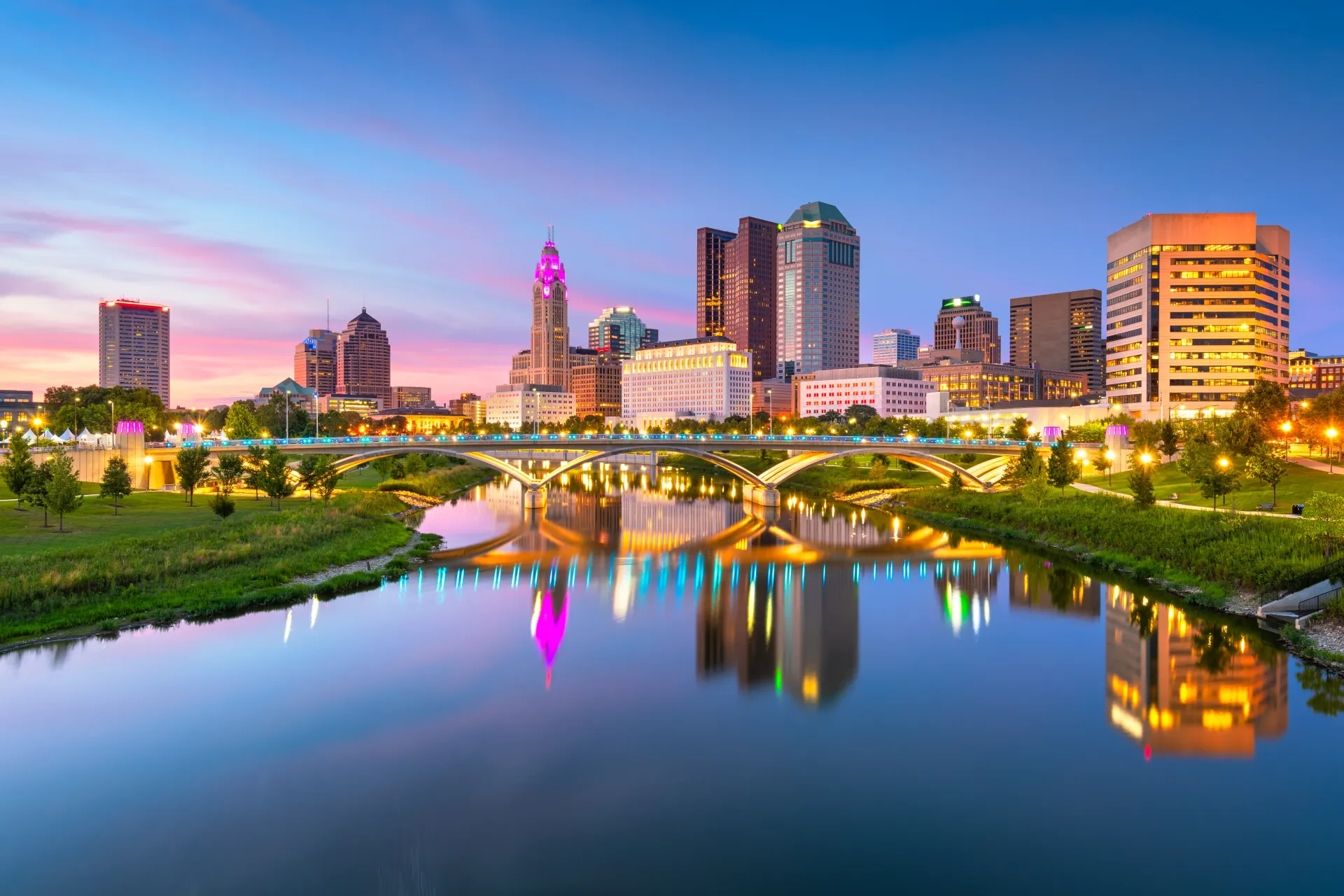 Romantic couple enjoying arts & culture scene in Columbus - perfect date planning destination with stunning city views and intimate atmosphere