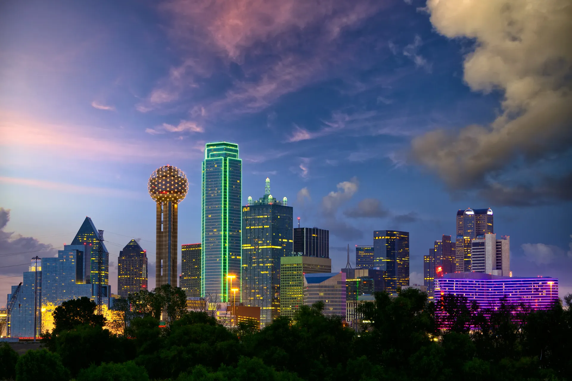 Beautiful Dallas urban adventures attractions and activities - seasonal romantic experiences for couples throughout the year