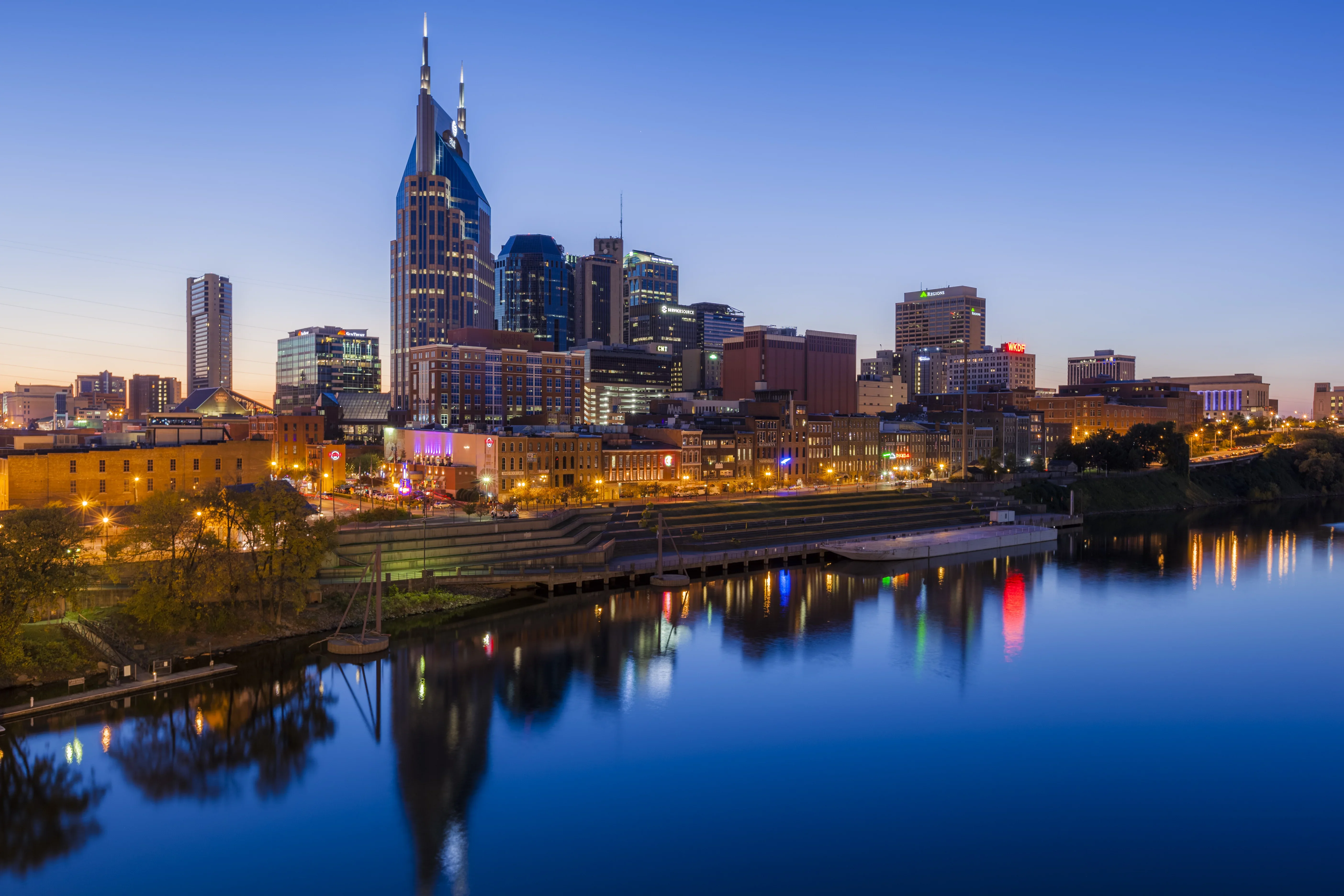 Couples dining and enjoying southern dining in Nashville - romantic restaurants and local cuisine perfect for date nights