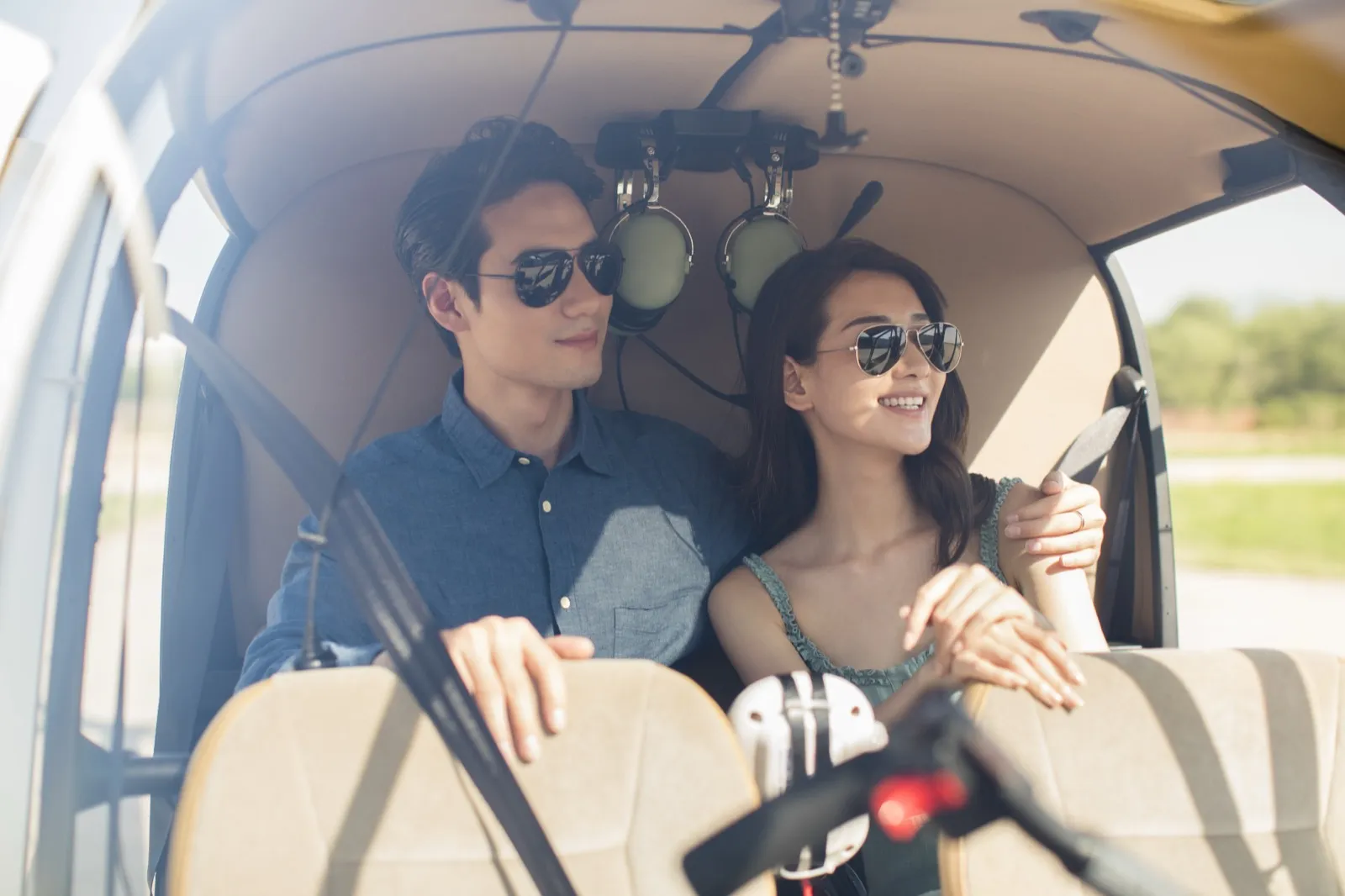 Helicopter tour Seattle skyline Mount Rainier couples adventure date