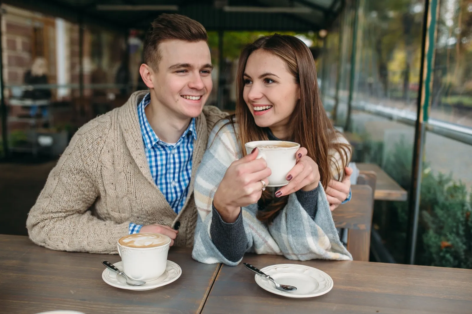 Couple sharing beignets and cafe au lait at Cafe Du Monde in the French Quarter