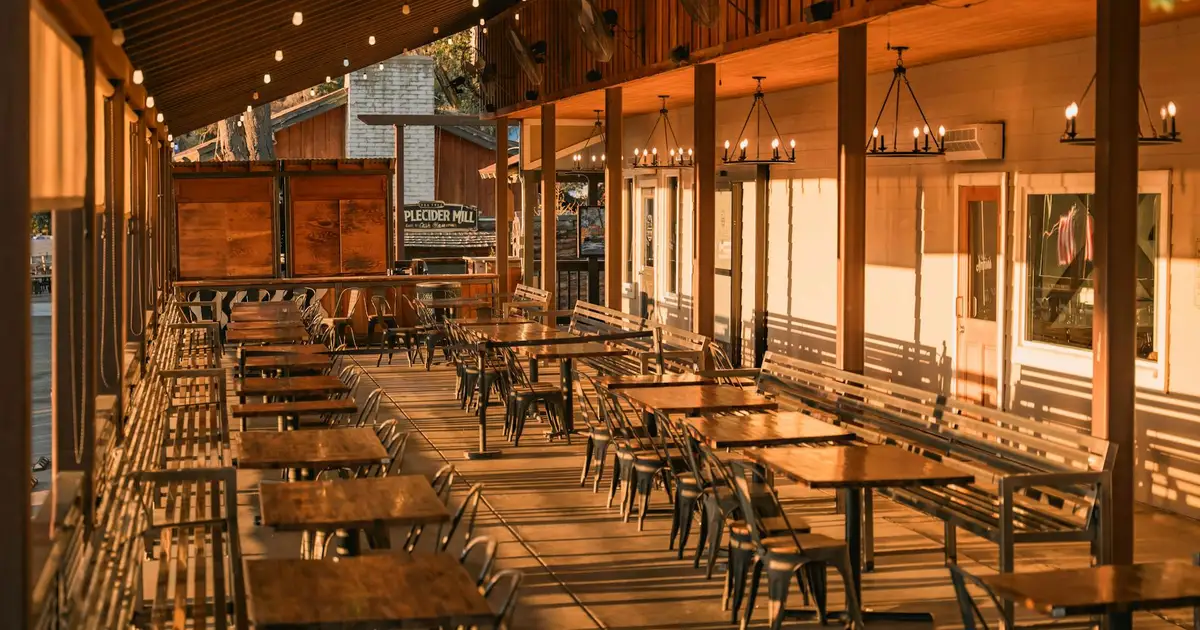 Couples dining and enjoying waterfront & harbor in Charleston - romantic restaurants and local cuisine perfect for date nights